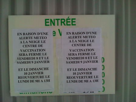 Panneau fermeture centre de vaccination avec horaires